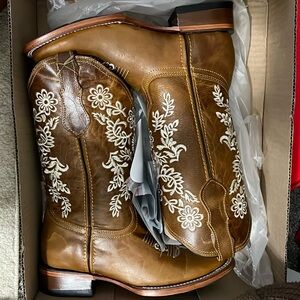 Hooch Rancher cowgirl boots Size 8W. Never worn, embroidered with flowers